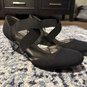 Lightly Used - Life Stride - Soft Style Women’s Sandals 9.5M